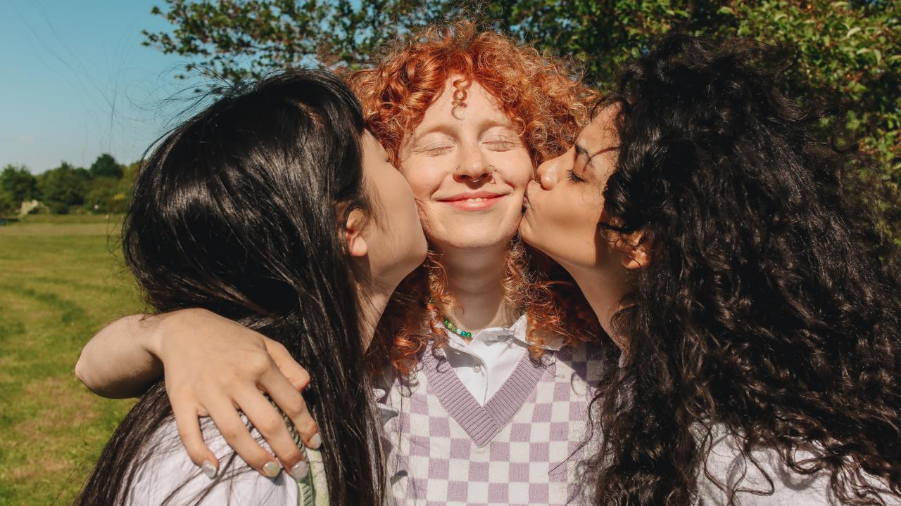 5 razones por las que una persona no acepta saludar con un beso en la mejilla, según la psicología